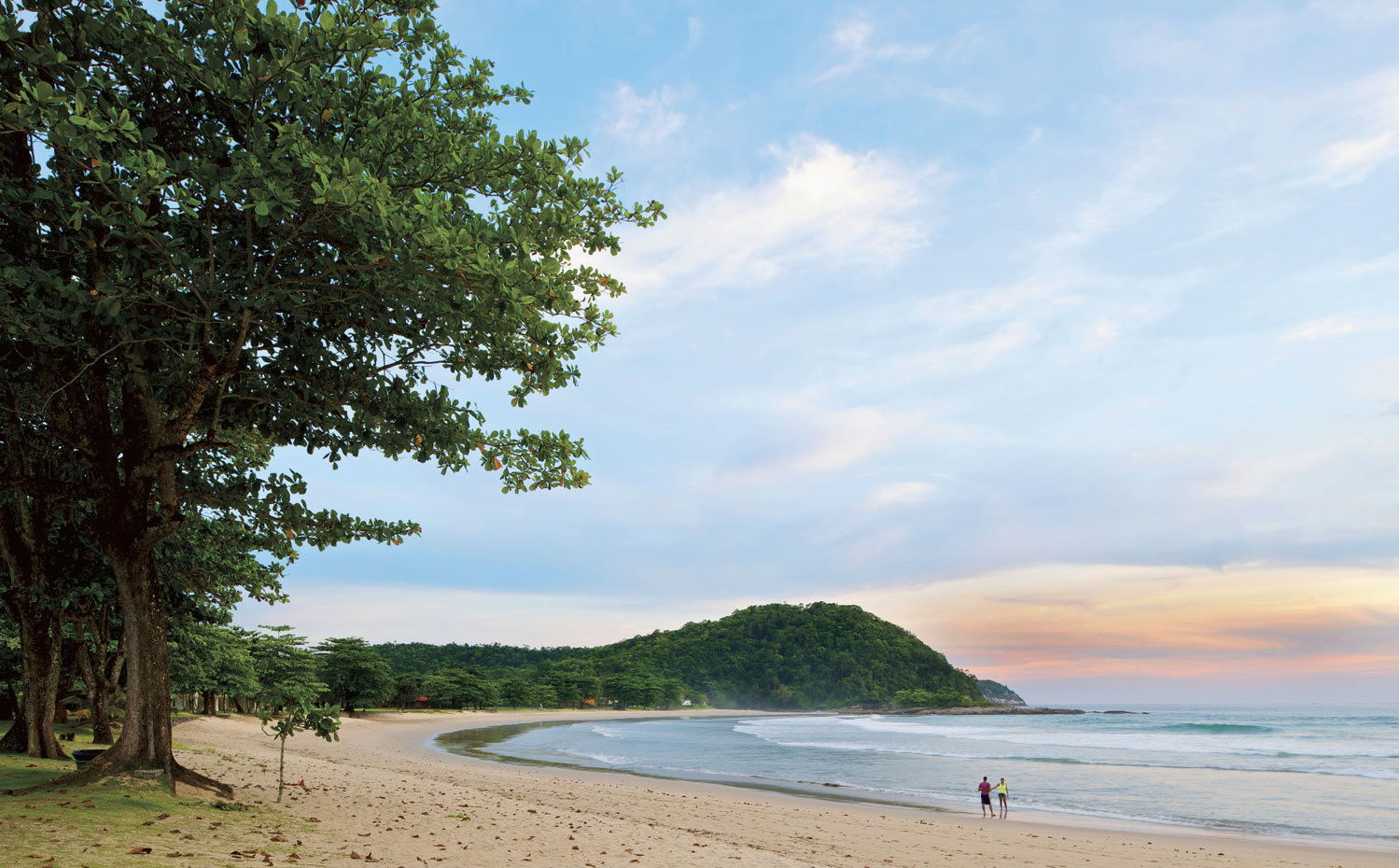 ARQUITECTURA-148-9. Tranquilas playas de arena blanca recorren esta parte de la costa brasileña