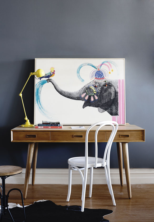  La pintura inspirada en el circo sobre la mesa ayuda a relajar una pared oscura