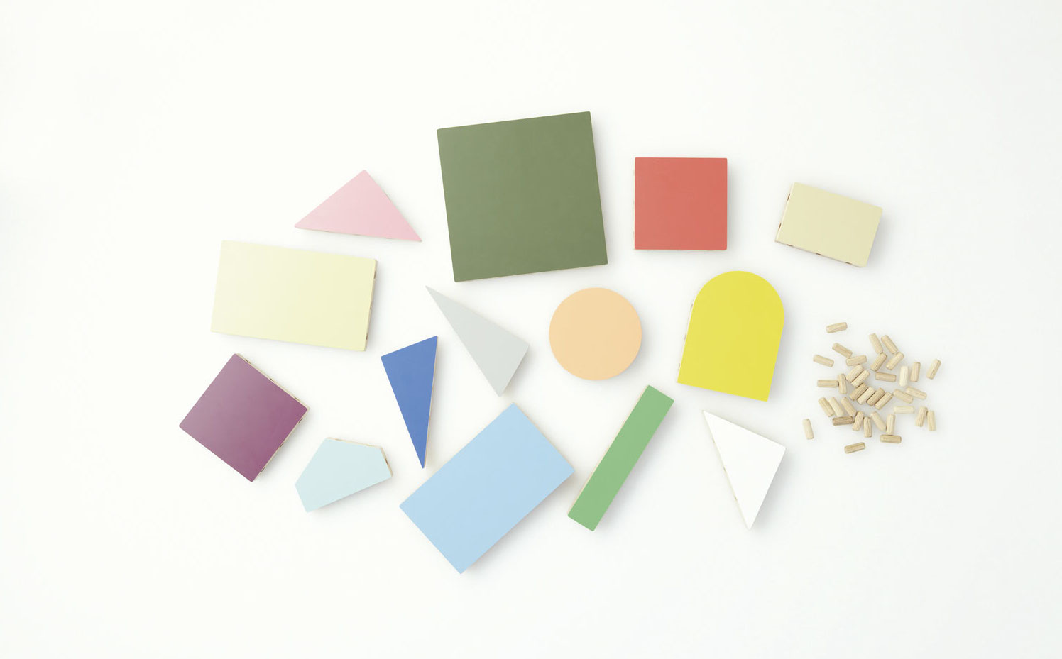 dowel-blocks 09. Los blocs de madera de Ichiro Design son una alternativa a los juguetes de plástico multicolor. Forman divertidas construcciones, como casas o castillos