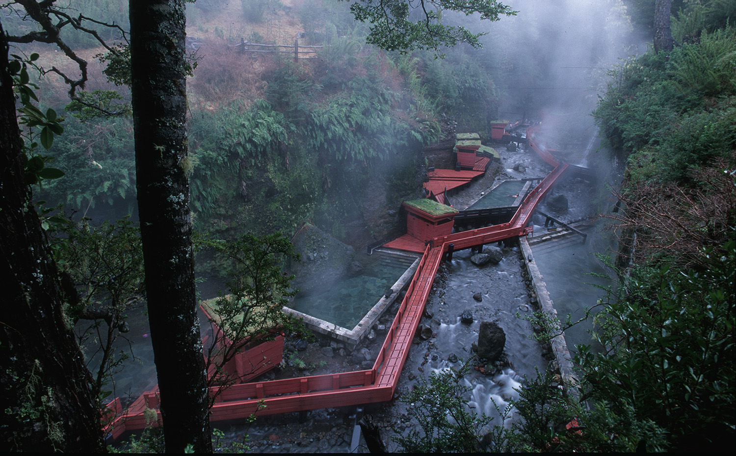 Germán del Sol Termas Geométricas aerial. Las Termas Geométricas, proyectadas por el arquitecto Germán del Sol en 2006, se localizan en el Parque Nacional Villarrica, Puco (Chile), una zona volcánica y rica en fuentes termales naturales