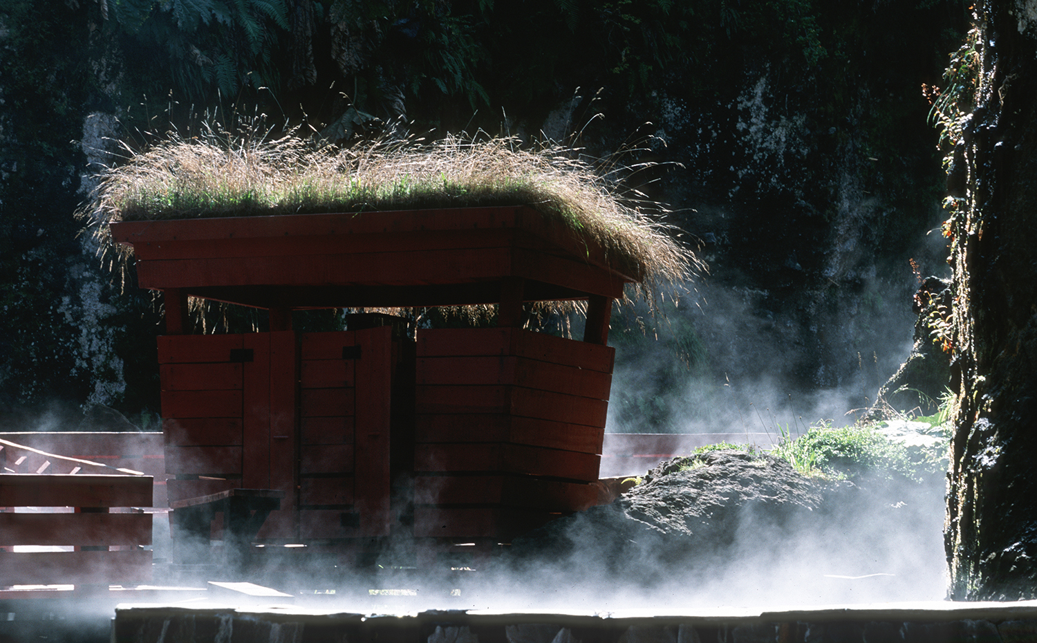 Germán del Sol Termas Geométricas detail. En las Termas Geométricas, junto a cada piscina hay cobertizos cubiertos con vegetación en los que los bañistas pueden relajarse alrededor de una chimenea abierta