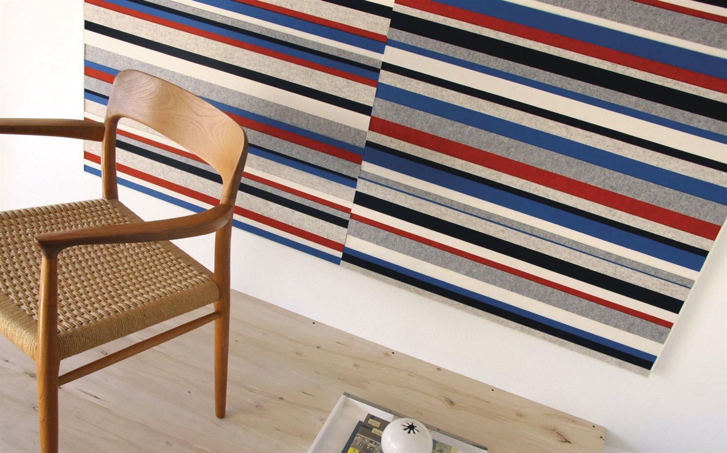 La decoración de las paredes transforma la percepción del espacio, como con las piezas de fieltro rayado de colores de SubMaterial pared