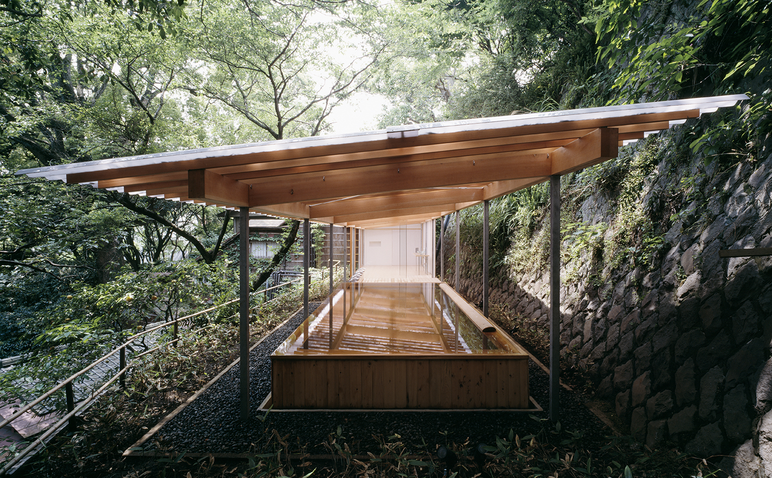 Kengo Kuma Kogohi Bathhouse roof. Las Termas de Kogohi, conocidas también como Horai Onsen, diseñadas por Kengo Kuma & Associates y construidas entre 1999 y 2003, se encuentran en Atami, la zona de aguas termales más conocida de Japón