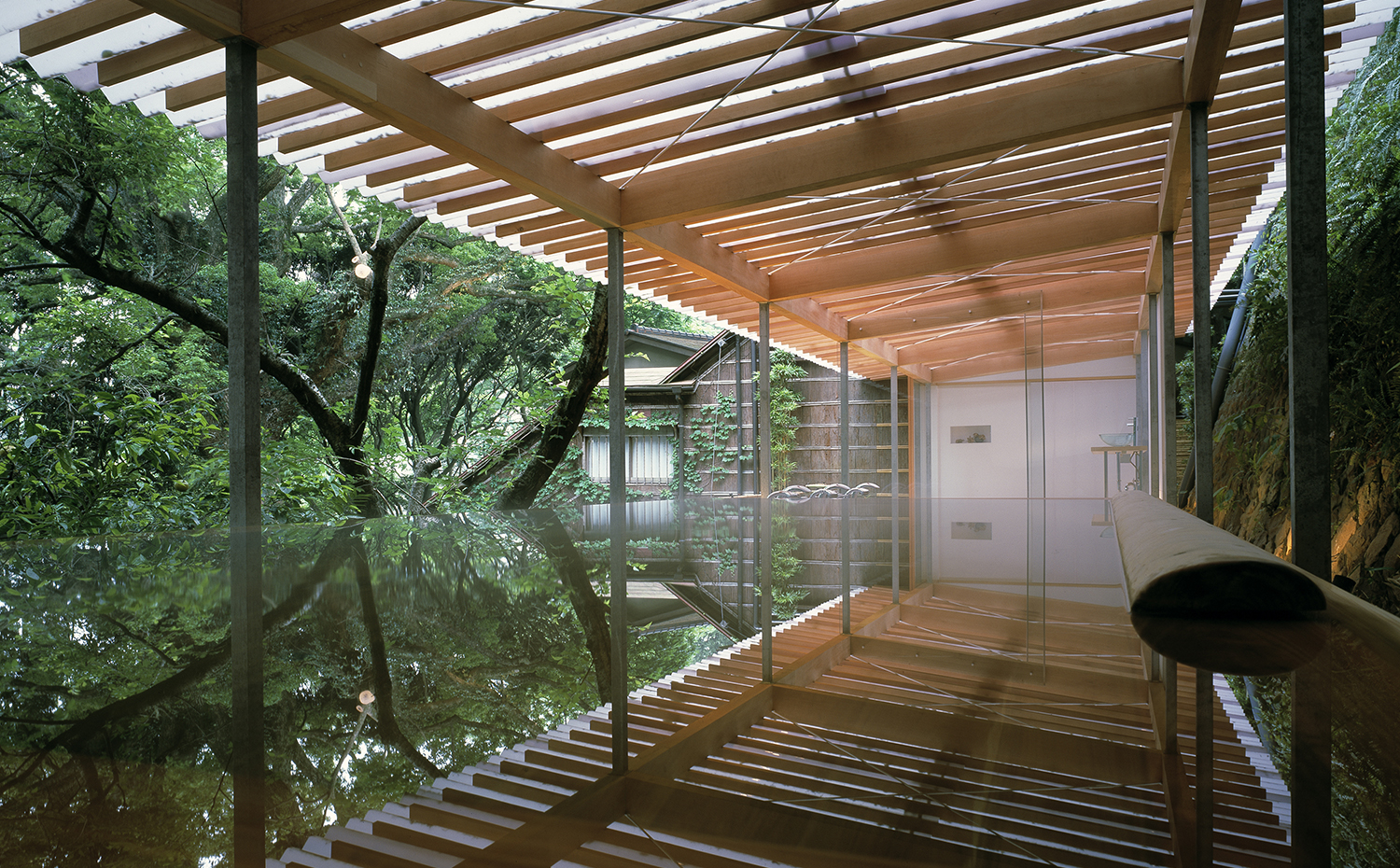 Kengo Kuma Kogohi Bathhouse. En el diseño de las Termas de Kogohi, Kuma usó medios mínimos –básicamente una estructura de listones de madera y una cubierta traslúcida– para permitir que el paisaje natural sea el foco de atención