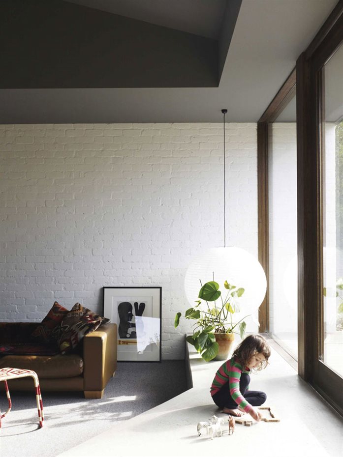 La Merricks Beach House del estudio australiano Kennedy Nolan introduce el ladrillo visto
