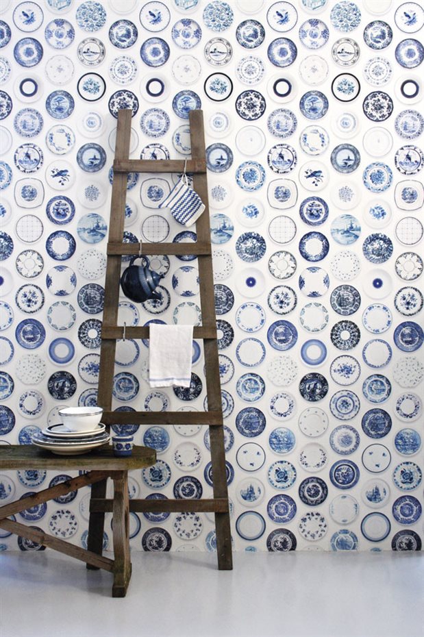  El Studio Ditte tiene una colección de papeles pintados originales y elegantes, como este que recrea una colección de platos antiguos de cerámica