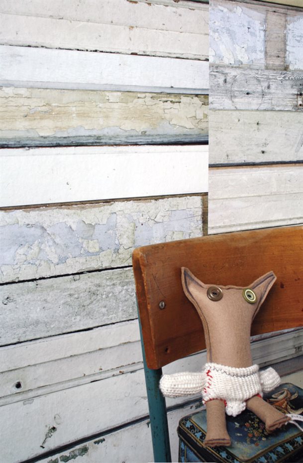 Para casas en la costa es perfecto este papel pintado de Studio Ditte que recrea tablas viejas de madera