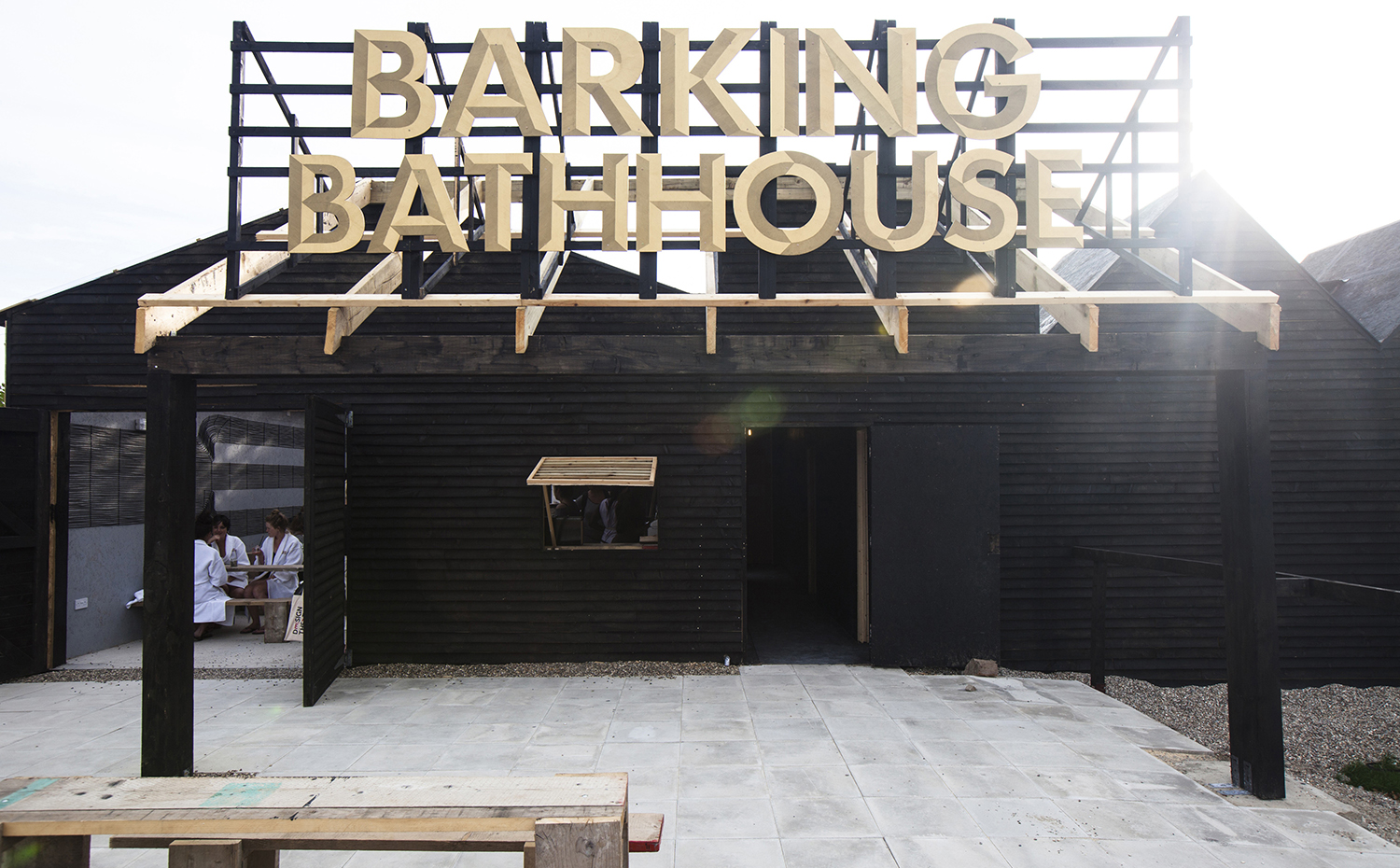 Something & Son Barking Bathhouse facade. Los baños de Barking, de Something & Son (2012), fueron una instalación temporal con motivo de los Juegos Olímpicos de Londres de 2012. Su estética rudimentaria se inspira en el pasado industrial y pesquero de la zona