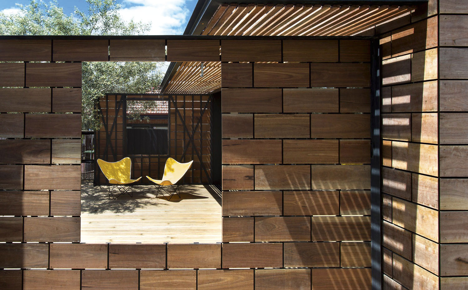 Stonewood-04. Los aceites y Lasures naturales y ecológicos garantizan que la madera mantenga el grado de humedad óptimo sin tapar el poro y con garantía de salud para las personas. Proyecto de Breathe Architects 