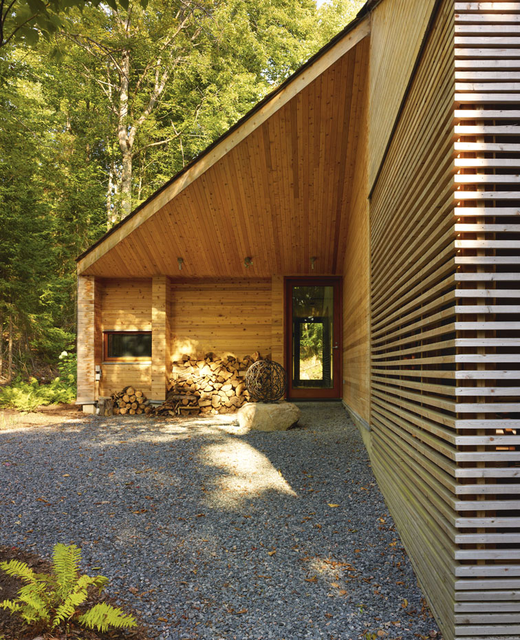superkul Stealth-Cabin hi 03. Los productos más adecuados para conservar la madera en el exterior son los Lasure, porque proporcionan un acabado "a poro abierto" que facilita la salida del vapor de agua del nterior de la madera. Cabaña de Superkül Architects 