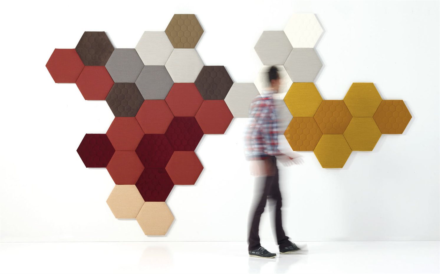 La apuesta por los paneles hexagonales Tea, diseño de Estudihac para Sancal, expresan personalidad, carácter y una forma de habitar que huye de lo estándar
