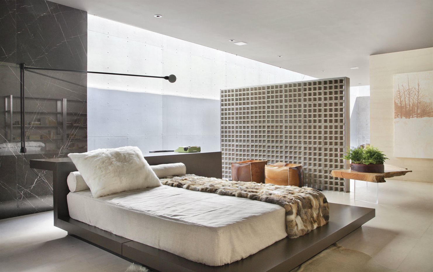 VILLA-DECA STUDIO-GT-(1). La luz natural penetra por lucernarios, atraviesa celosías y se derrama por los interiores diáfanos