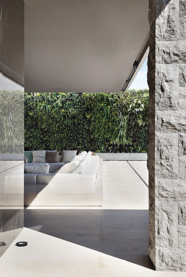 VILLA-DECA STUDIO-GT-(36). Desde el punto de vista formal, el proyecto de Guilherme Torres explora los materiales en crudo y propone un diálogo entre la textura artificial producida por el hombre –el hormigón– y la materia natural de la piedra y la arena