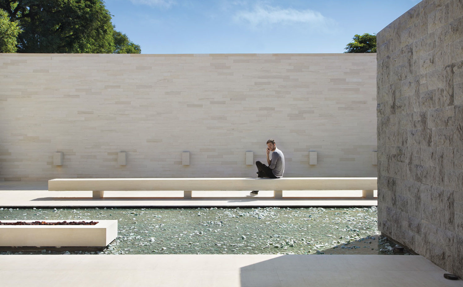 VILLA-DECA STUDIO-GT-(38). La villa romana ha servido de inspiración, pero también el legado del arquitecto mexicano Luís Barragán, quien, como en este patio, hizo del agua un elemento integrado en su obra