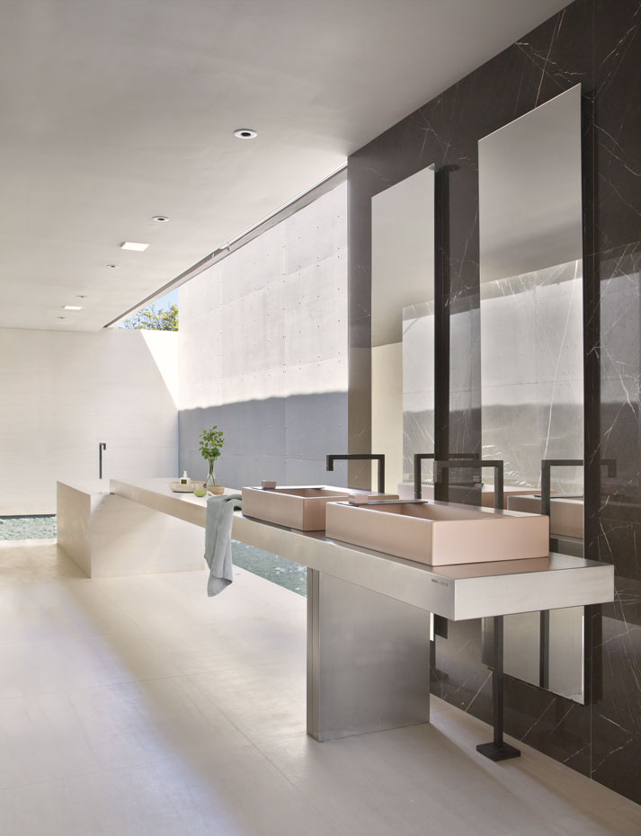 VILLA-DECA STUDIO-GT-(3). La casa carece de ventanas convencionales, lo que le da un aspecto de refugio íntimo sin parecer hermética. 