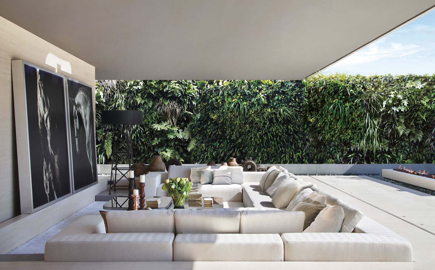 VILLA-DECA STUDIO-GT-(51). El caluroso clima de la región permite prescindir de cerramientos en el salón, que se convierte en un gran porche donde disfrutar del aire libre y de la exuberante vegetación tropical que lo enmarca