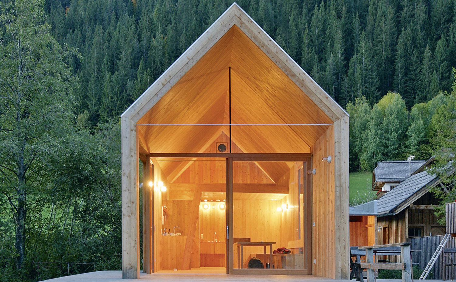 weis046. Cabaña proyectada por Peter Jungmann para la cadena hotelera Alte Säge en el lago Weissensee, Austria