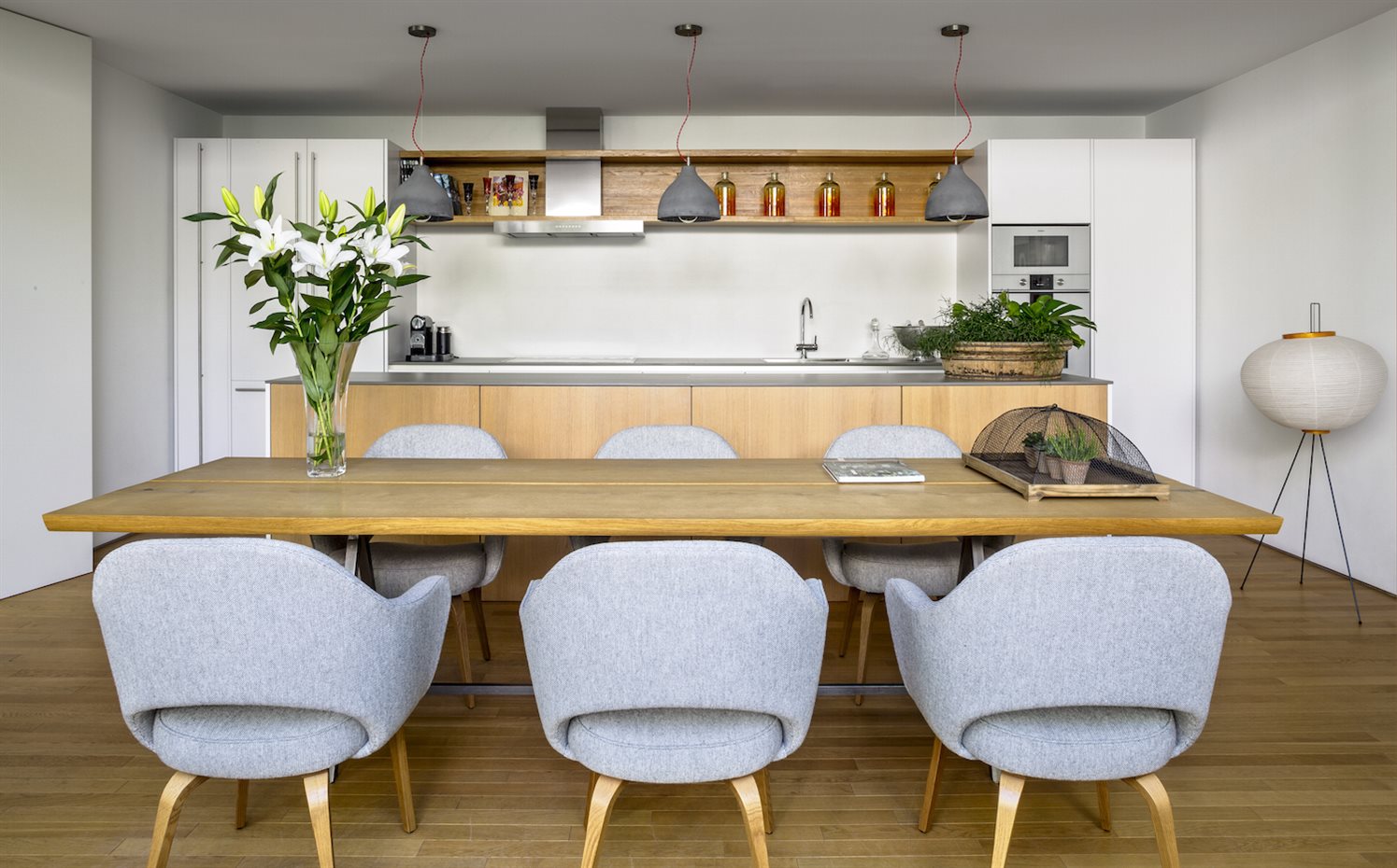  A7B4561. La mesa del comedor es de la firma italiana Riva 1920 y las sillas son las Executive Arm Chair, de Eero Saarinen para Knoll 