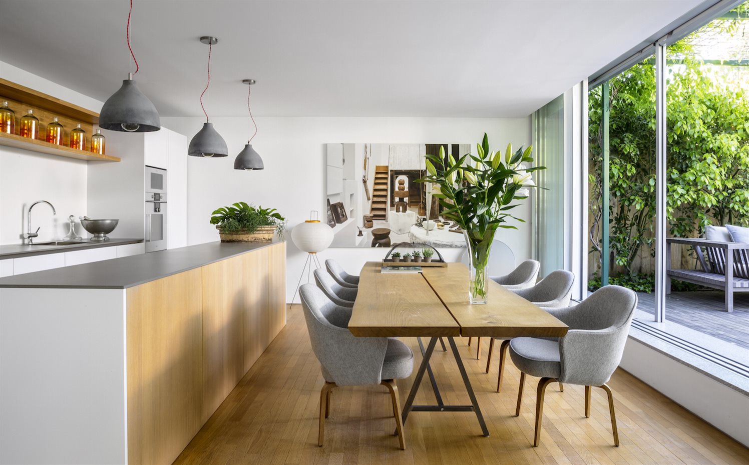  A7B4567. El comedor se integra dentro de la cocina, cuyo mobiliario es de Bulthaup y los electrodomésticos, de Gaggenau