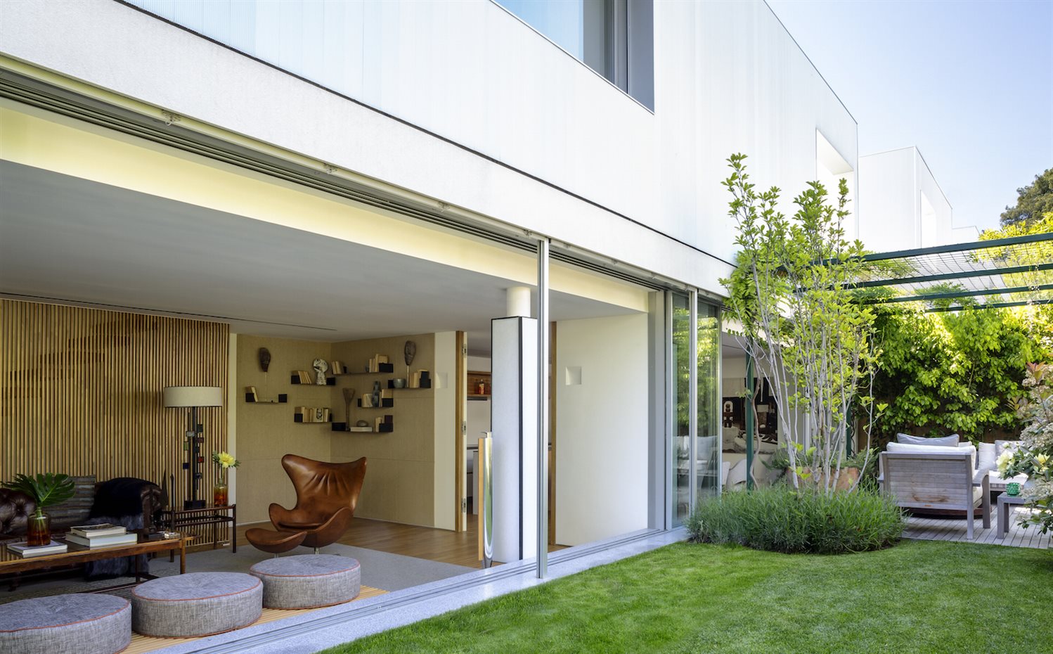  A7B4611. Con finos perfiles de 20 mm, las carpinterías metálicas de la firma suiza Panoramah consiguen meter el jardín en la casa