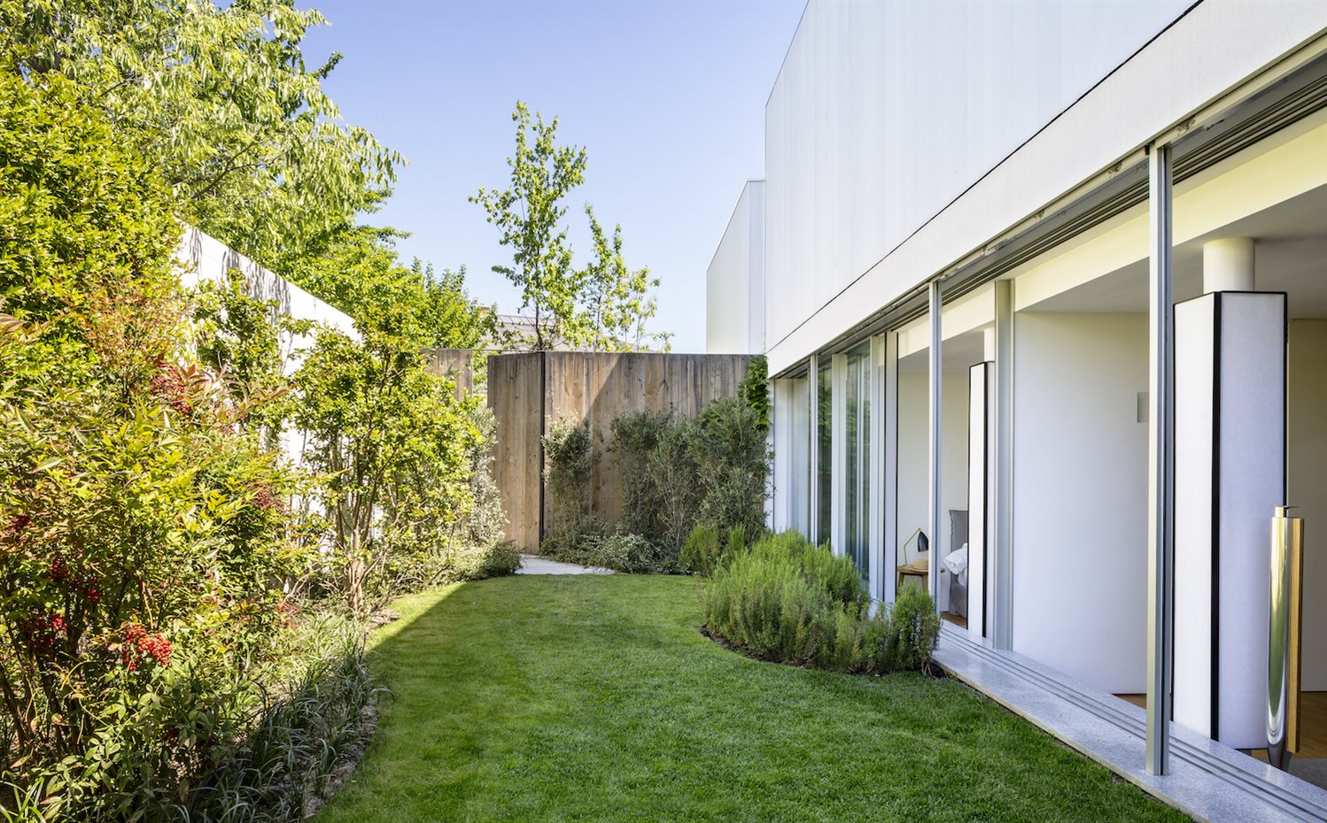  A7B4640. A diferencia de los austeros jardines de las zonas comunes, en los particulares priman las líneas sinuosas y la exuberancia