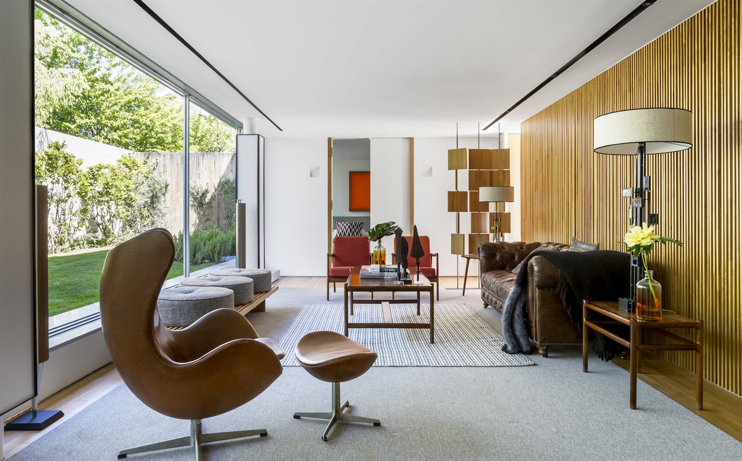  A7B4646. Borja Azcárate firma el interiorismo de la primera vivienda de la urbanización, inspirado en el propio trabajo de Marcio Kogan en Brasil, donde abundan las referencias 'Mid-Century' y danesas de esa época