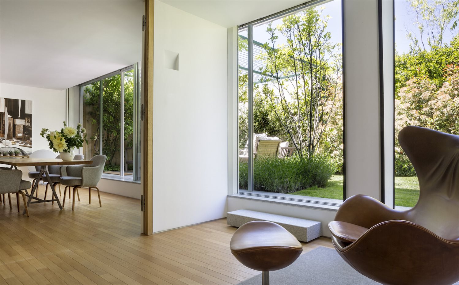  A7B4706. En primer término, el 'sillón huevo', en cuero y original, de Arne Jacobsen para Fritz Hansen