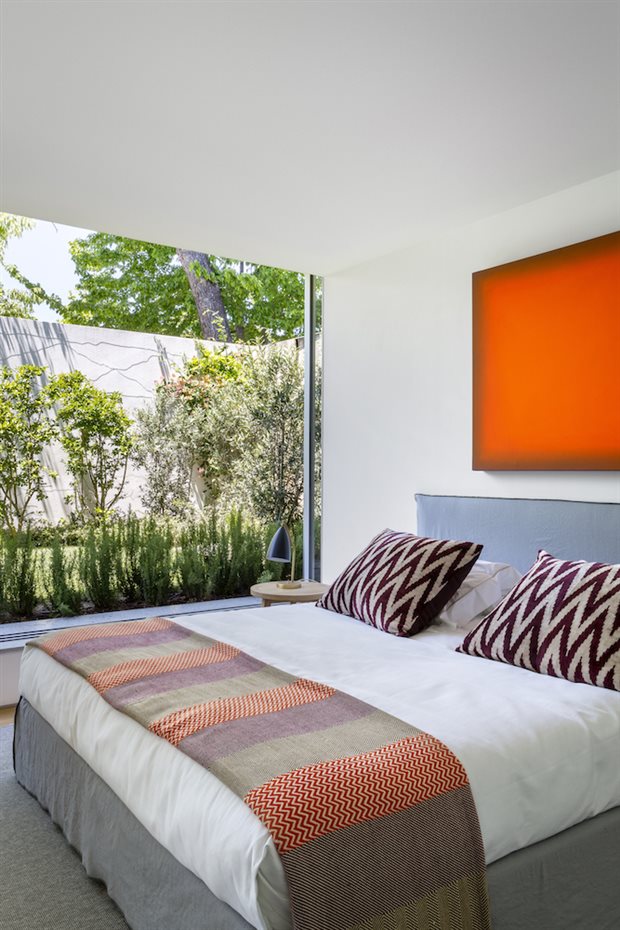  A7B4729. Dormitorio principal junto al jardín. Una zona común y dos habitaciones más, ambas con terraza particular y cuarto de baño, ocupan la planta superior. El mobiliario es de Gervasoni