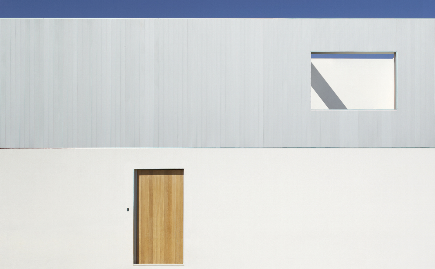 CASA H‘MERA 01. La sobriedad de la fachada y de los espacios comunes, en contraste con la exuberancia del interior de las viviendas, convierten este proyecto residencial en una suerte de medina contemporánea