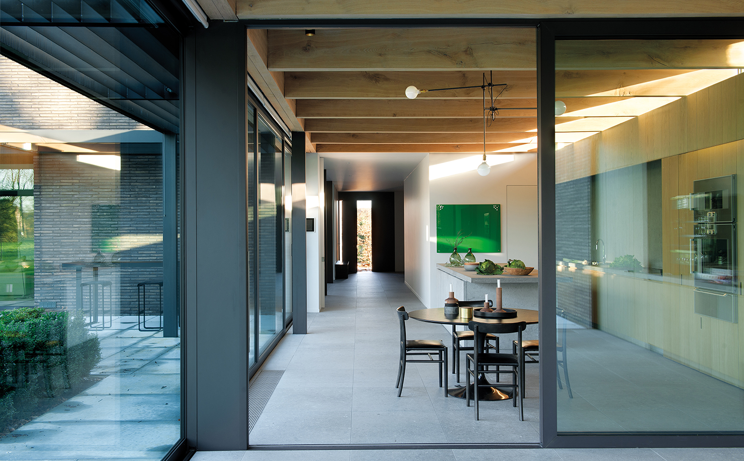 00377862 ok. En la cocina, la mesa Tulip, de Eero Saarinen para Knoll, y sillas Lightwood, de Jasper Morrison para Maruni. Lámpara de techo, de Workstead. 