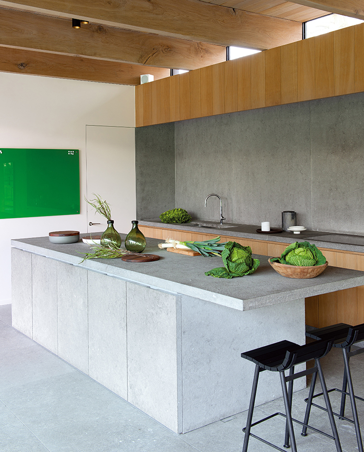 00377866 ok. La cocina es un diseño a medida de Vincent van Duysen. La base y la encimera de la isla se ha revestido con piedra. Grifería, de Dornbracht