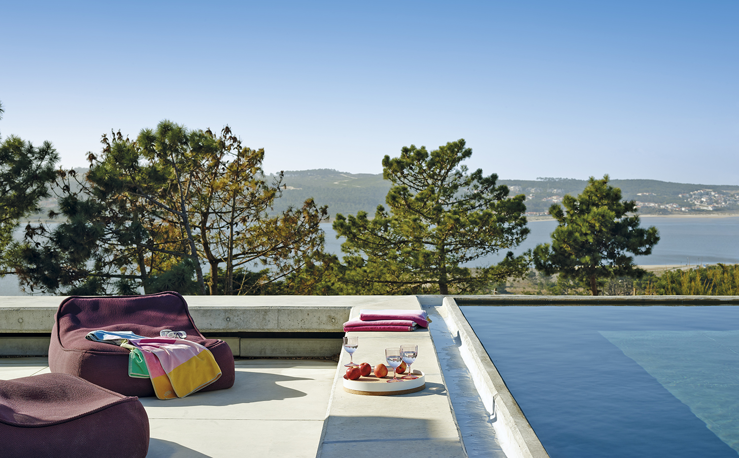 00379470 ok. Junto a la piscina, tumbonas Float, de Francesco Rota para Paola Lenti. Bandeja de cerámica y corcho, de Alma Gémea