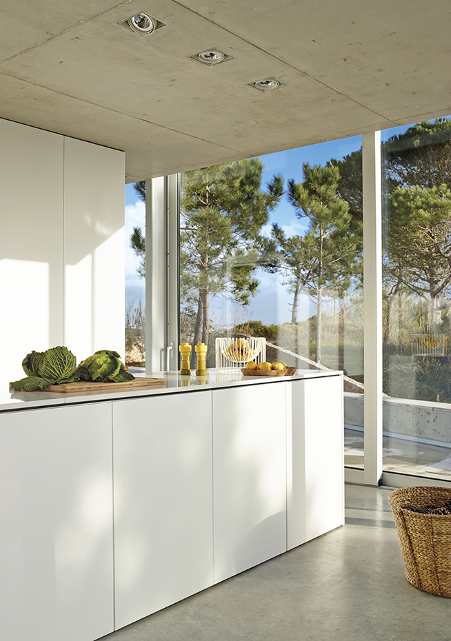 00379474 ok. La cocina es un diseño de los arquitectos realizado a medida. Molinillos de sal y pimienta, modelo Plus, de Muuto. Frutero, de Ikea