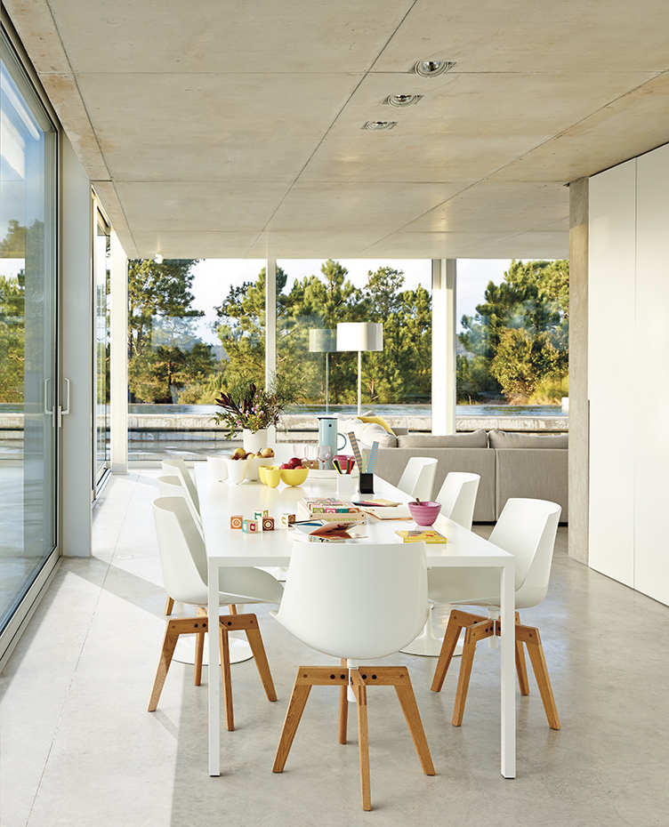 00379475 ok. Mesa de comedor, modelo 25, diseño de Bruno Fattorini para Desalto. Sillas Flow Wood y Flow giratoria, de Jean-Marie Massaud para MDF Italia