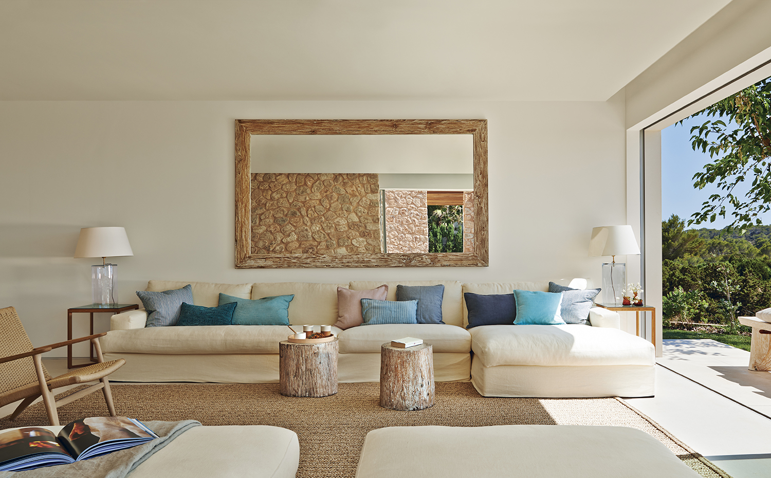 00387508 ok. Sofás y pufs de Meridiani. La alfombra es de Tim Page, comprada en Design Centre Chelsea Harbour. Las mesitas auxiliares a ambos lados del sofá son de Mark Krusin para Knoll. Taburetes adquiridos en Kzar Living, Ibiza