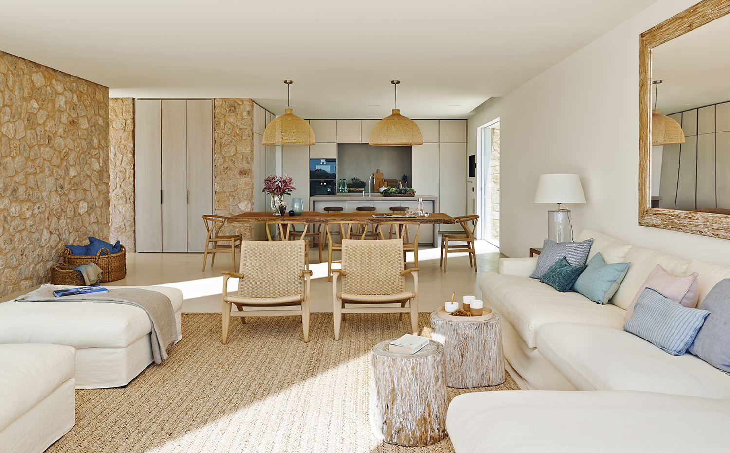 00387510 ok. Las butacas son el modelo CH25, de Hans J. Wegner para Carl Hansen & Søn. Plaid de La Maison de Vacances y cojines de Linum, comprados en La Maison