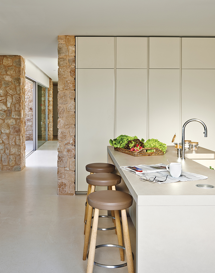 00387514 ok. La grifería de la cocina es el modelo Ono, de KWC. Taburetes CH 56, diseño de Hans J. Wegner para Carl Hansen & Søn