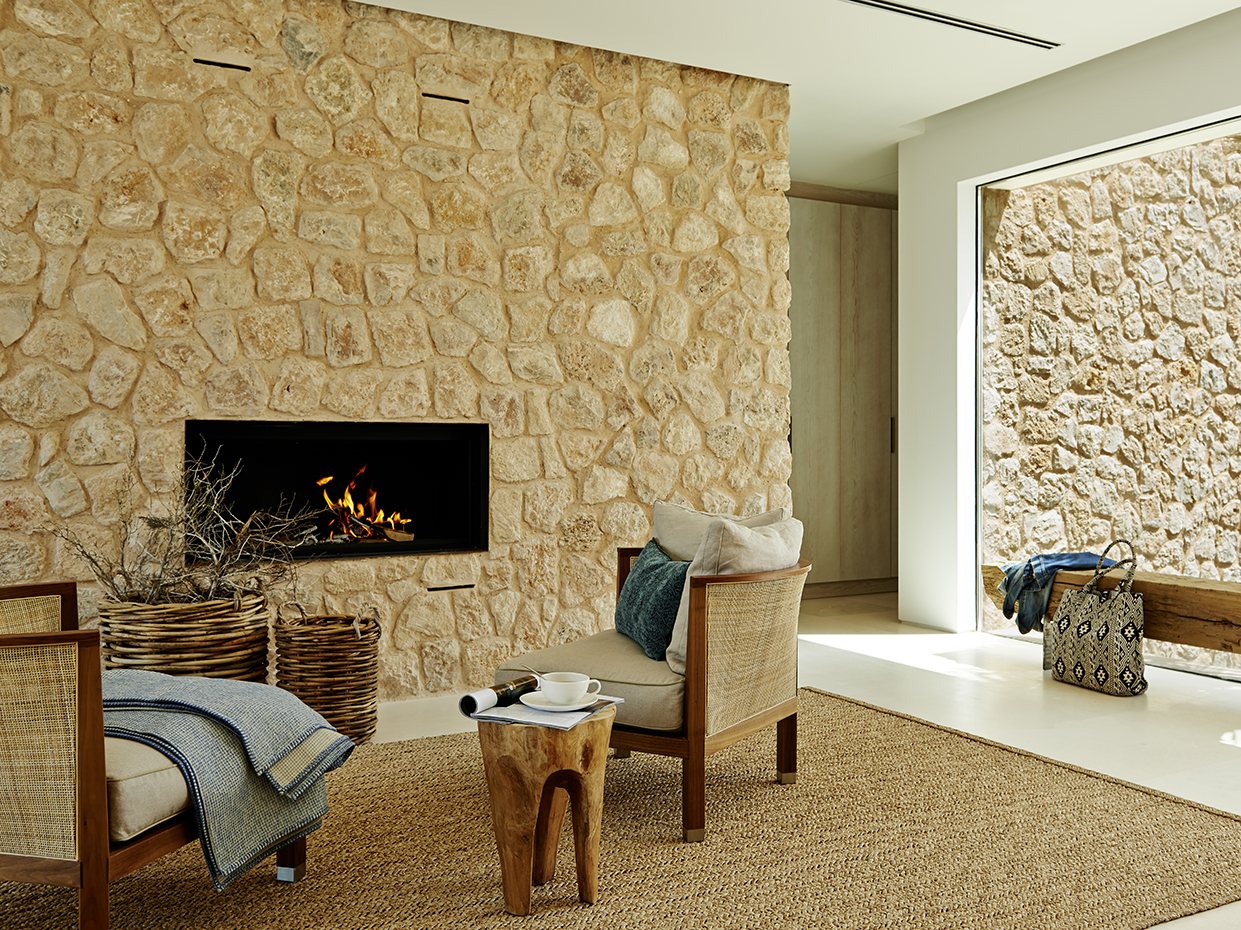 00387576 ok. Chaise-longue, modelo Basket, diseño de Gordon Guillaumier para Roda. Cestos para la leña, de Flamant, adquiridos en Magazin Ibiza. 