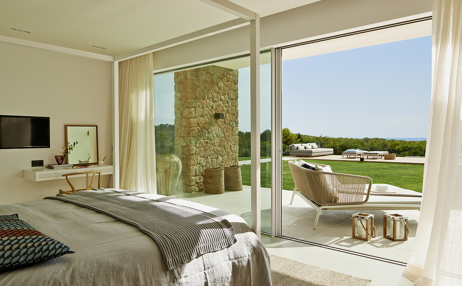 00387578 ok. Contribuyen a la conquista de la atmósfera relajada el tipo de mobiliario y las pautas del interiorismo, con sus colores blancos y beiges y sus materiales naturales (esparto, madera y lino)