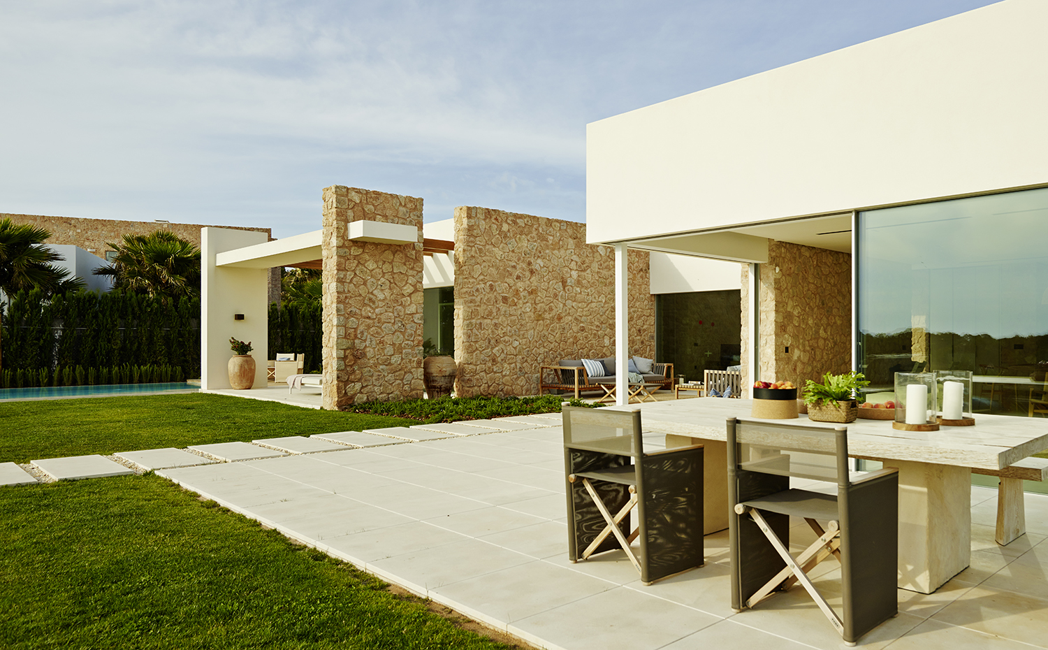 00387583 ok. La mesa y el banco proceden de Bali y se han adquirido en la tienda Ksar Living, Ibiza. Las sillas del director son el modelo Orson 001, de Roda. Fruteros y boles de corcho, de la firma Materia, en Codeco Barcelona