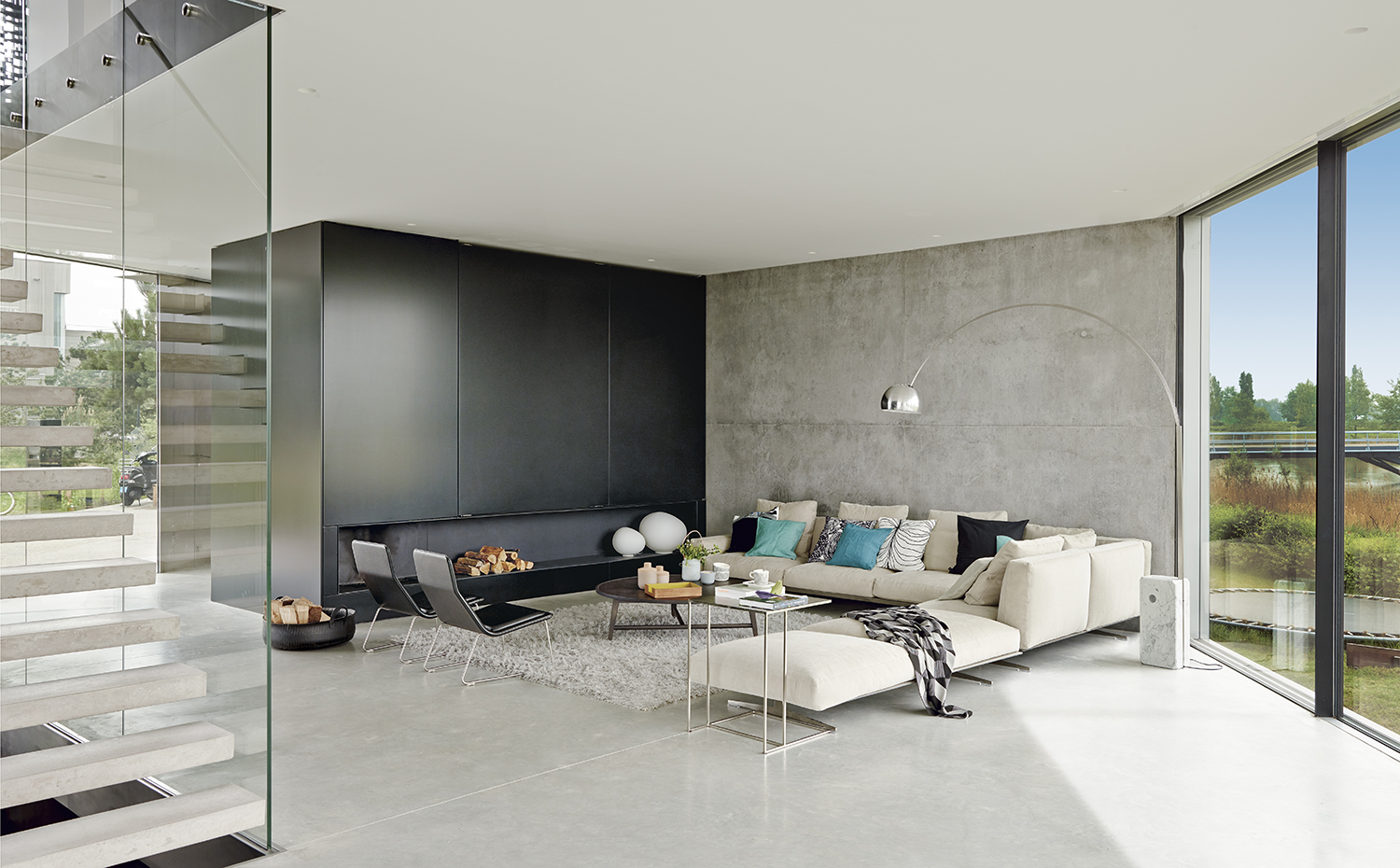 00387746 ok. Sofá Sofy Dream, de Antonio Citterio para Flexform. Lámpara Arco, de Achille y Pier Luigi Castiglioni para Flos. Sobre la chaise-longue, manta Squares, de Ferm Living. Junto a la chimenea, dos lámparas de la firma Rondo