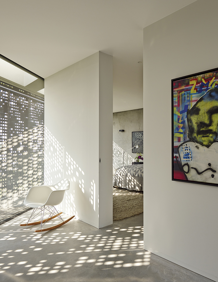00387749 ok. El mosaico de perforaciones geométricas de las celosías, a modo de código digital, produce fantásticos efectos de luces y sombras en los suelos y paredes de los dormitorios