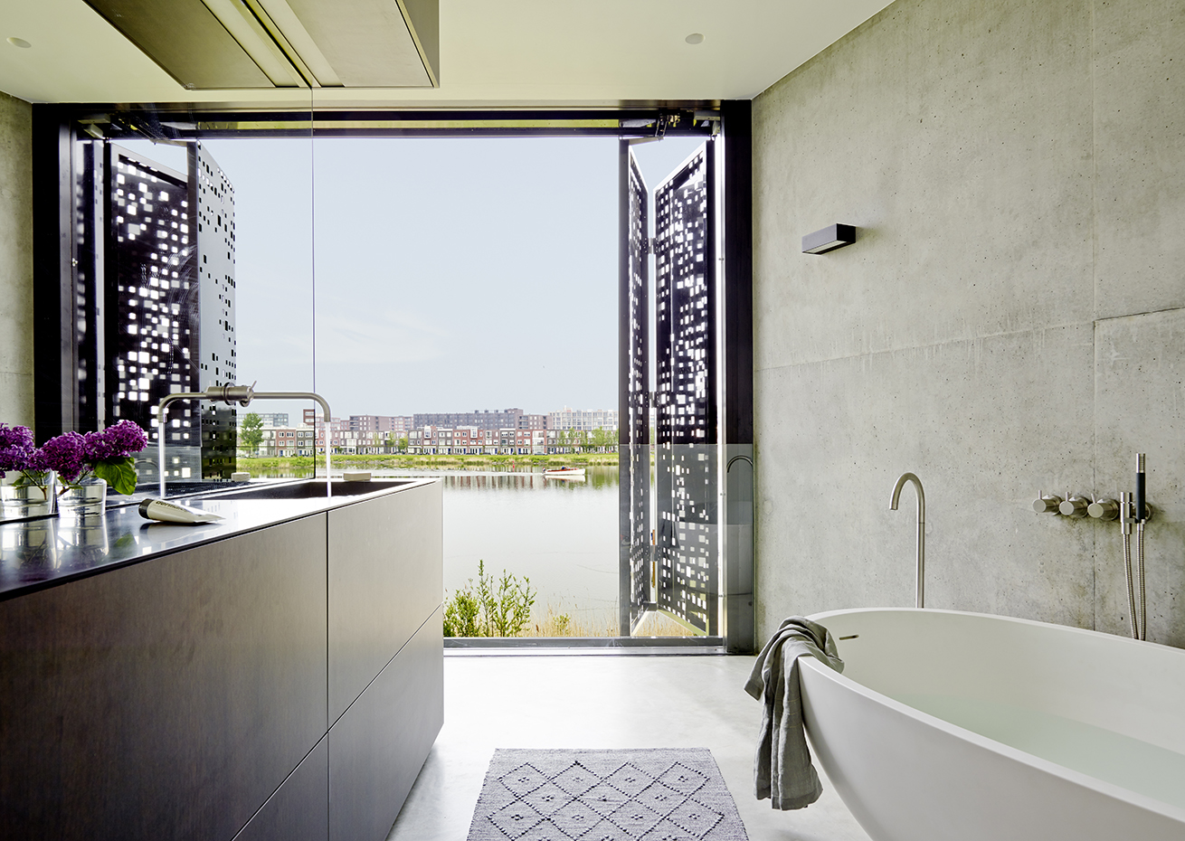 00387756 ok. El mueble del lavamanos es un diseño a medida de los arquitectos. Bañera Spoon, de Benedini Associati para Agape. Grifería de Vola