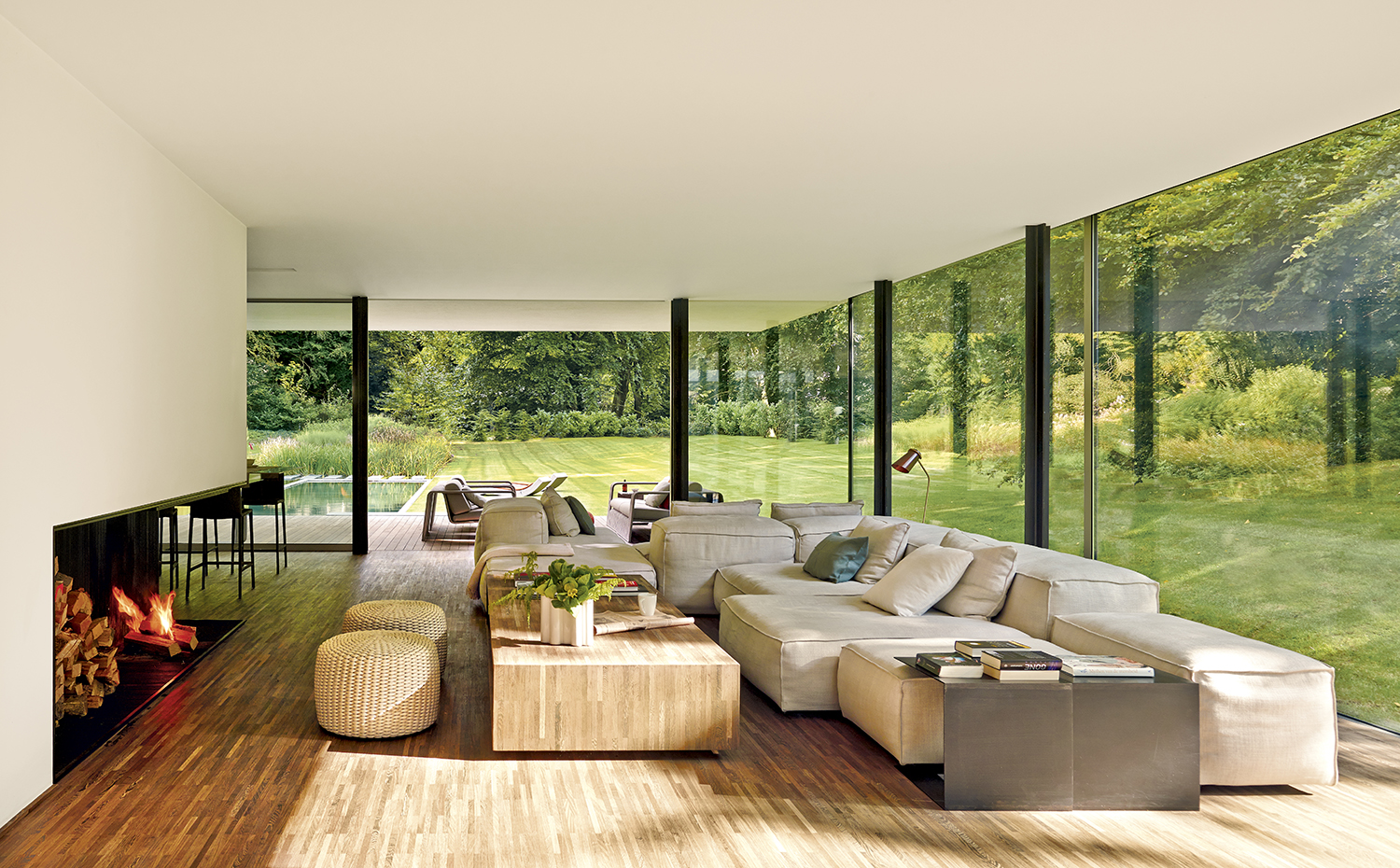 00388627 ok. Sofá Extrasoft, de Piero Lissoni para Living Divani. Pufs Nido, de Eliana Gerotto y Patricia Urquiola para Paola Lenti. Las mesitas auxiliares de hierro se han realizado a medida según un diseño del arquitecto