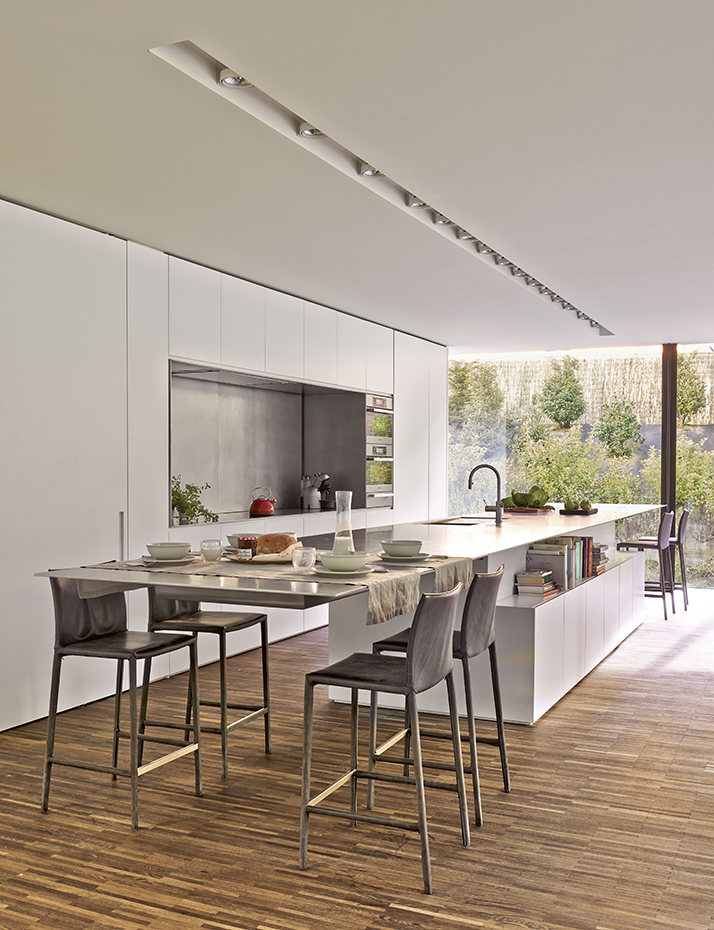 00388631 ok. Mobiliario de cocina diseñado por el arquitecto. Taburetes Ada, de Roberto Barbieri para Zanotta. Grifería, diseño de Arne Jacobsen para Vola