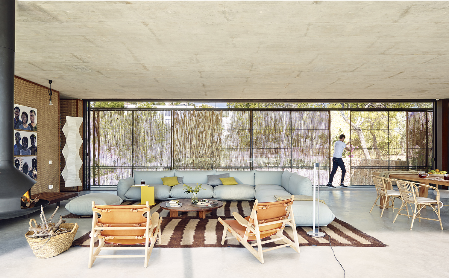00395136 ok. En el salón del nivel superior, el sofá Marenco, de Mario Marenco para Arflex, y las butacas Hunting chair, de Børge Mogensen para Fredericia. A la derecha, la lámpara Tube Light, de Eileen Grey para Classicon
