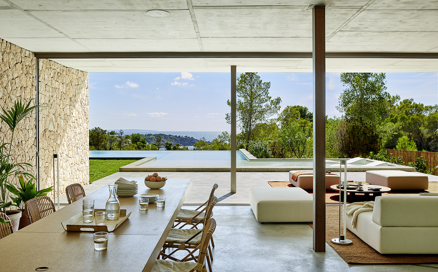 00395144 ok. La mesa de comedor, con sobre de corcho, es un diseño de Estudio Marcos Catalán. Sillas Wild Chair, de Piero Lissoni para Pierantonio Bonacina