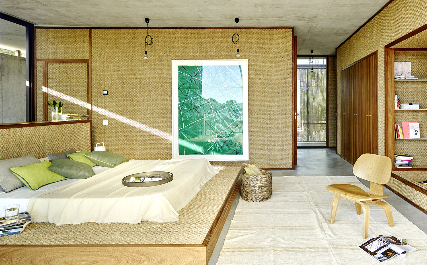 00395163 ok. La cama, de madera y sisal, es un diseño de Estudio Marcos Catalán. Sábanas de lino, de Filocolore