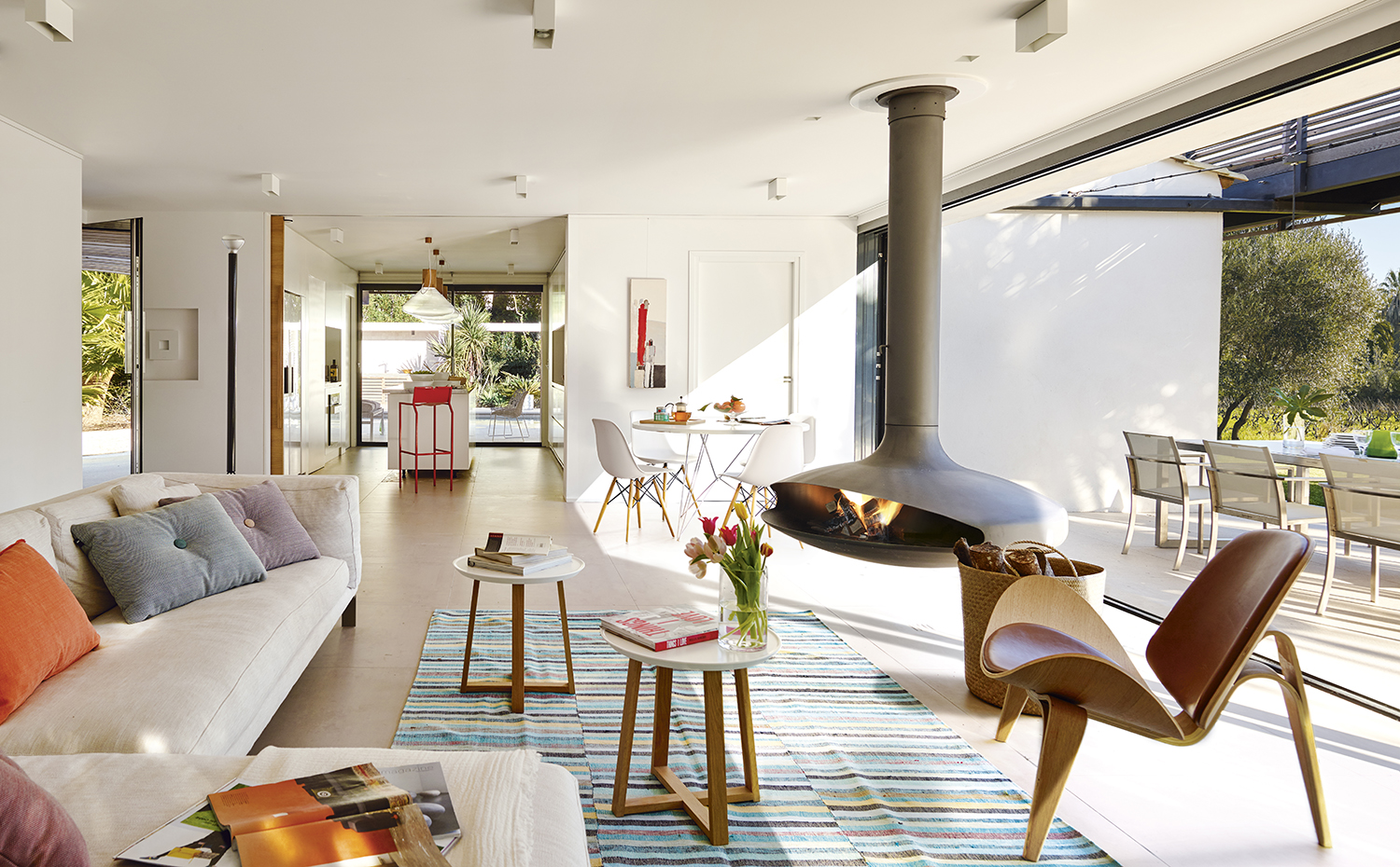00398193 ok. En el salón, el sofá Newman, de Habitat, un kilim de la firma DAC Rugs, y la butaca Shell, de Hans J. Wegner para Carl Hansen & Søn.