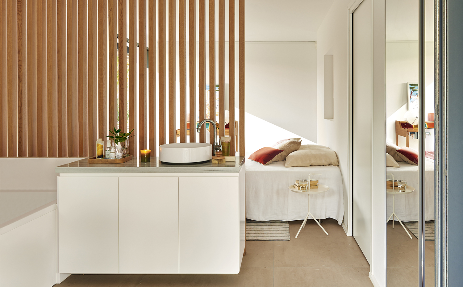 00398196 ok. En el baño de la suite, el lavamanos AB.KE375, de Alape. Grifería Atrio One, de Grohe. El mueble es un diseño del arquitecto. En el dormitorio, mesita DLM, de Tomas Bentzen para Hay